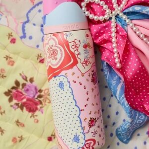 Owala UO Exclusive Hankies Print FreeSip 32 oz Water Bottle